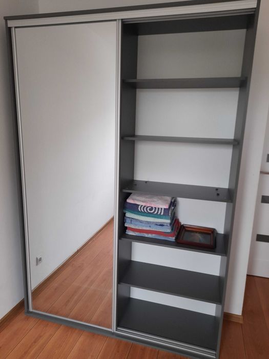 szafa z przesuwnymi drzwiami