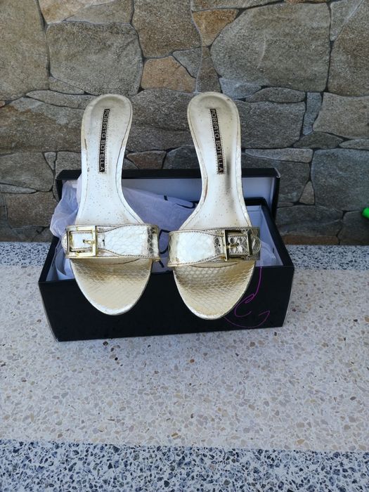 Sandália dourada. Roberto Botella