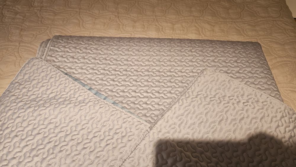 Zestaw: Narzuta na łóżko 200x220 + 2 poszewki srebrne/szare Home&You