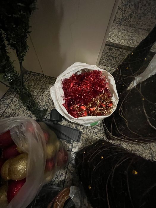 Árvore de Natal com luzes, bolas e fitas