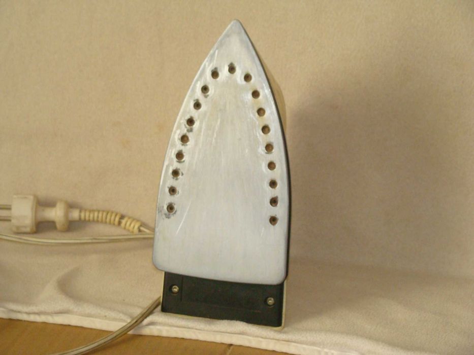 продам утюг ГЕРМАНИЯ  ROWENTA 1300 ватт с терморегулятором Б\У идеальн