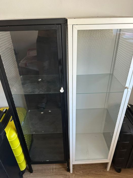 Prateleiras  de metal e portas de vidro