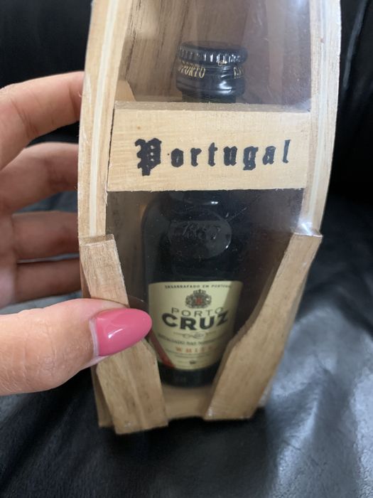 Garrafa miniatura em barco de madeira