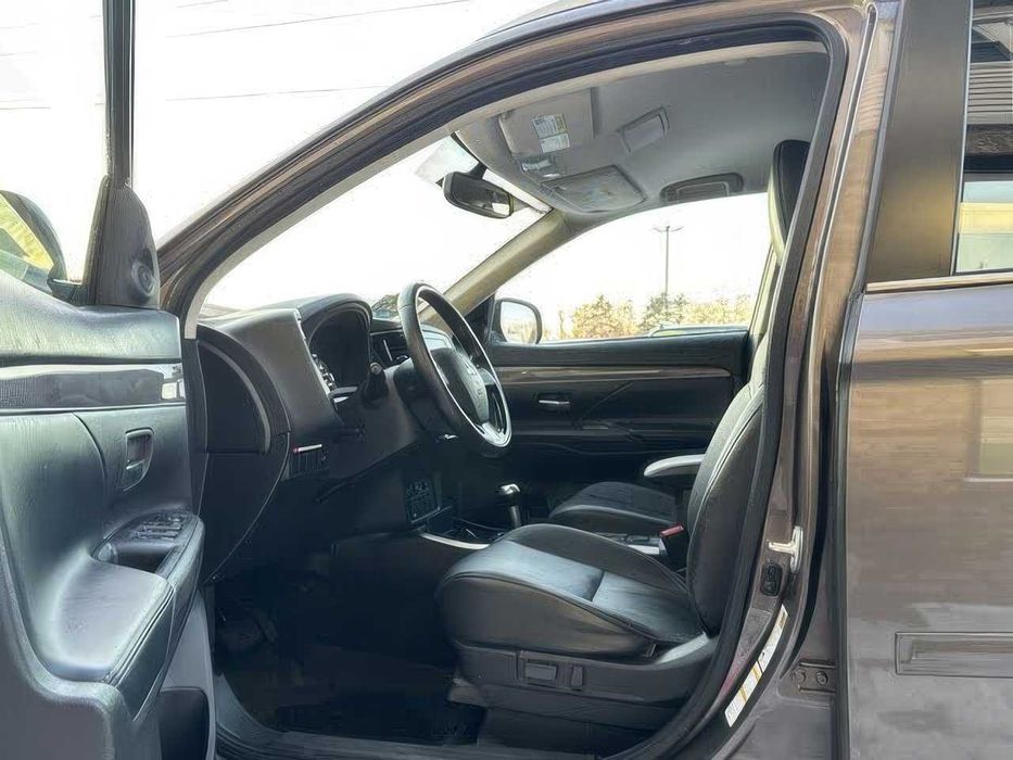 Mitsubishi Outlander SEL S-AWC      2019