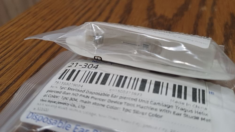 Одноразова стерильна система для проколу вуха