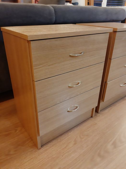 Mesas de cabeceira em pinho