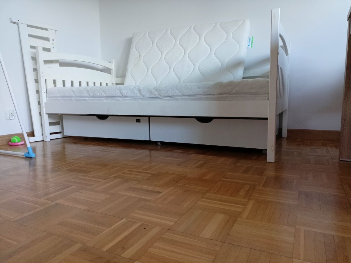 Łóżko z barierką ochronną