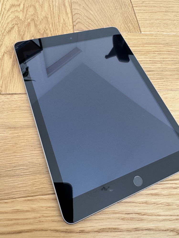 Apple iPad 5th 9,7’’ A1823 Cellular Silver + Klawiatura Logi