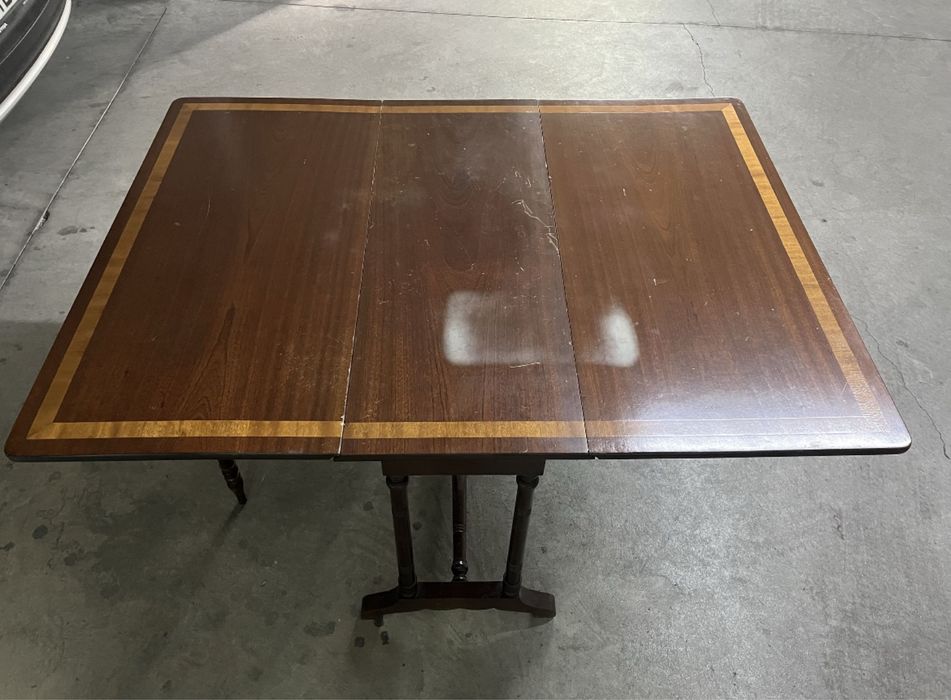 Mesa de Jantar em Mogno