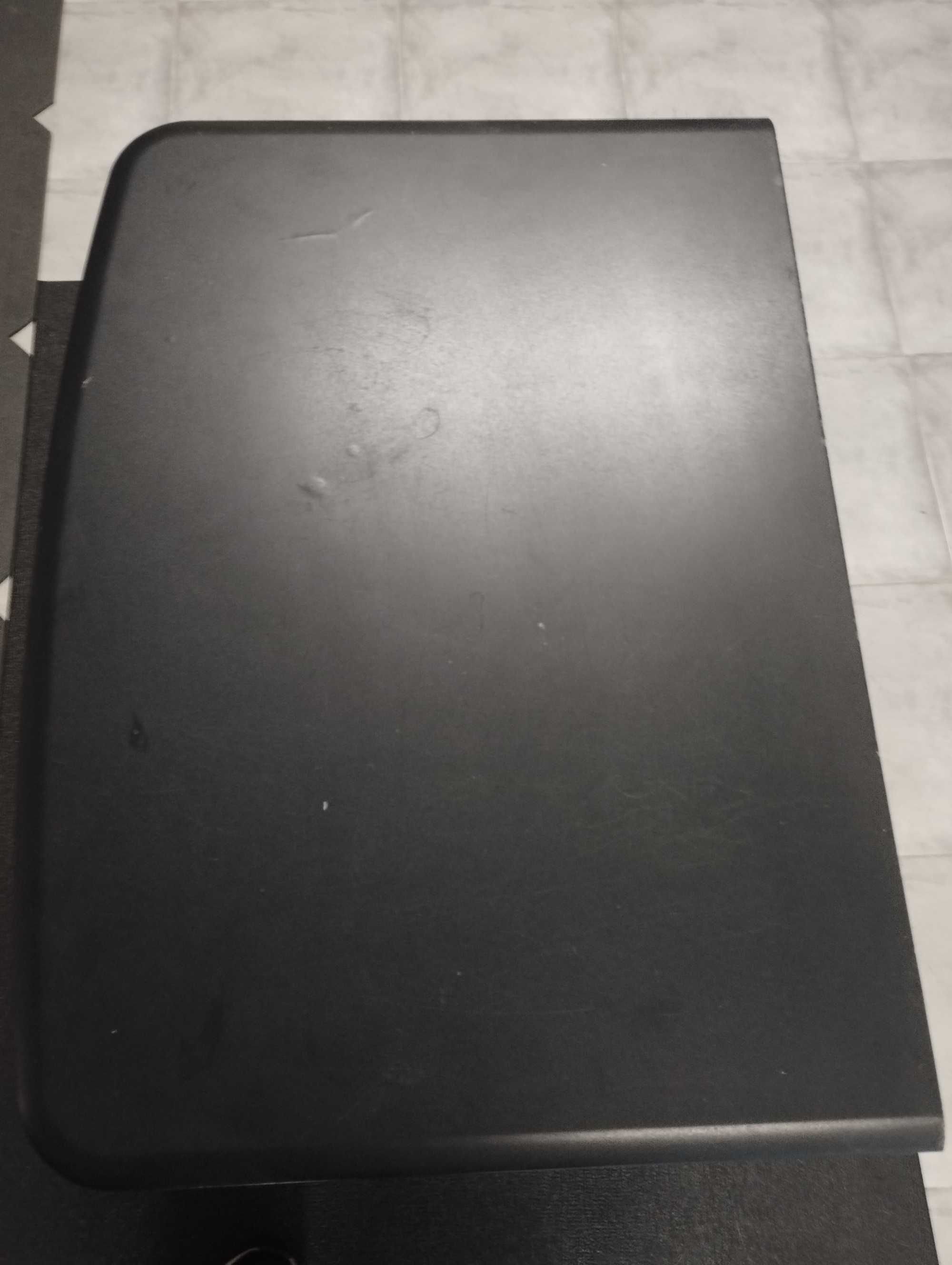 Móvel preto com portas de vidro e rodas