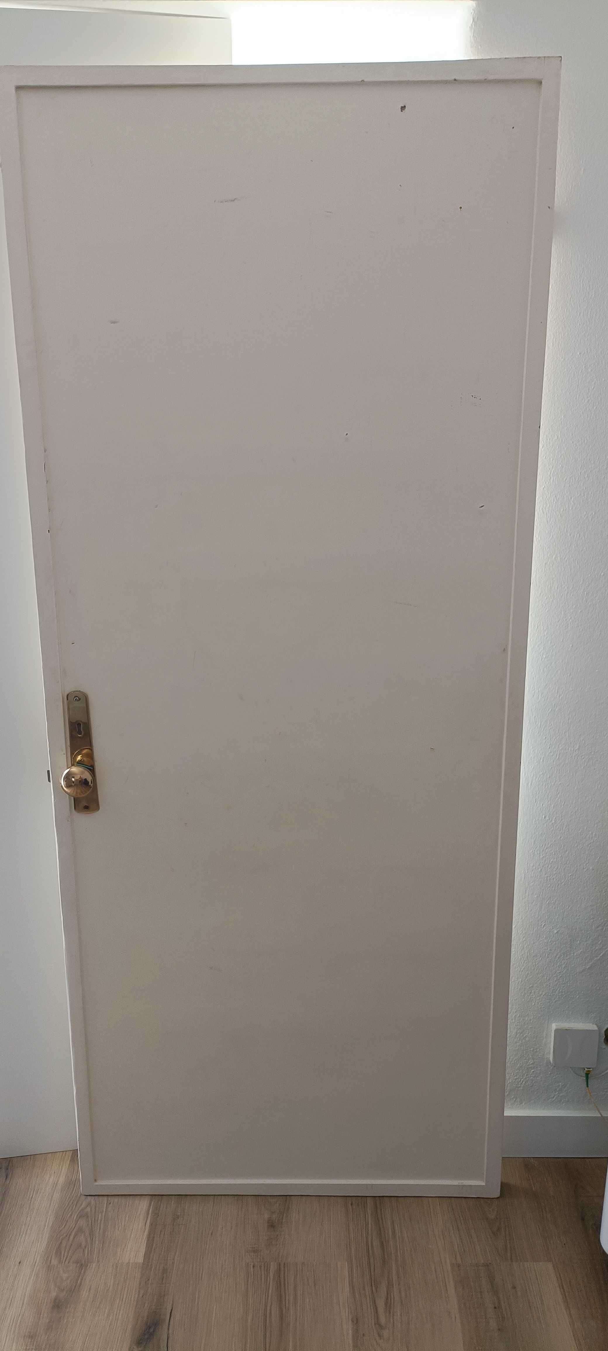 Vendo 3 portas em madeira maciça