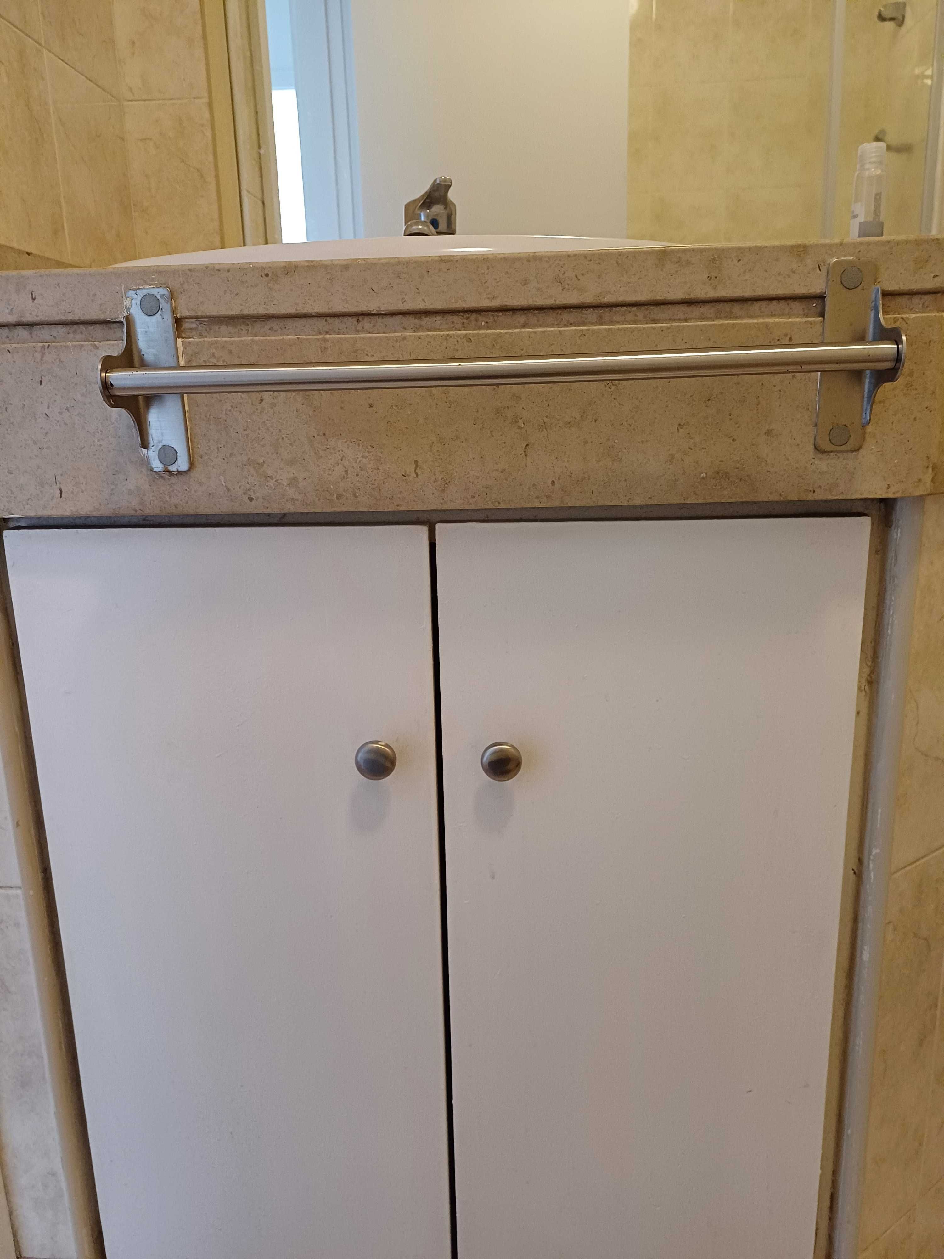 Conjunto de três toalheiros de parede