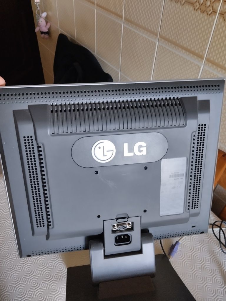 Monitor, teclado,rato e sistema de som