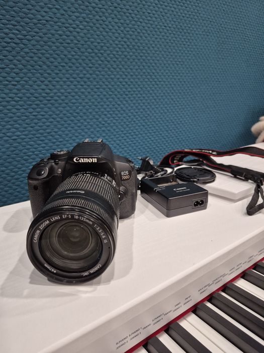 Продам Canon EOS 700D + об'єктив 18-135mm IS