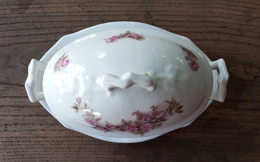 Antiga terrina pequena em porcelana Vista Alegre séc. XIX