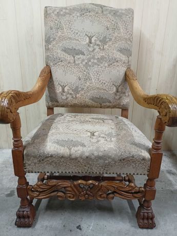 Duży, stary, stylowy fotel, tron, antyk...