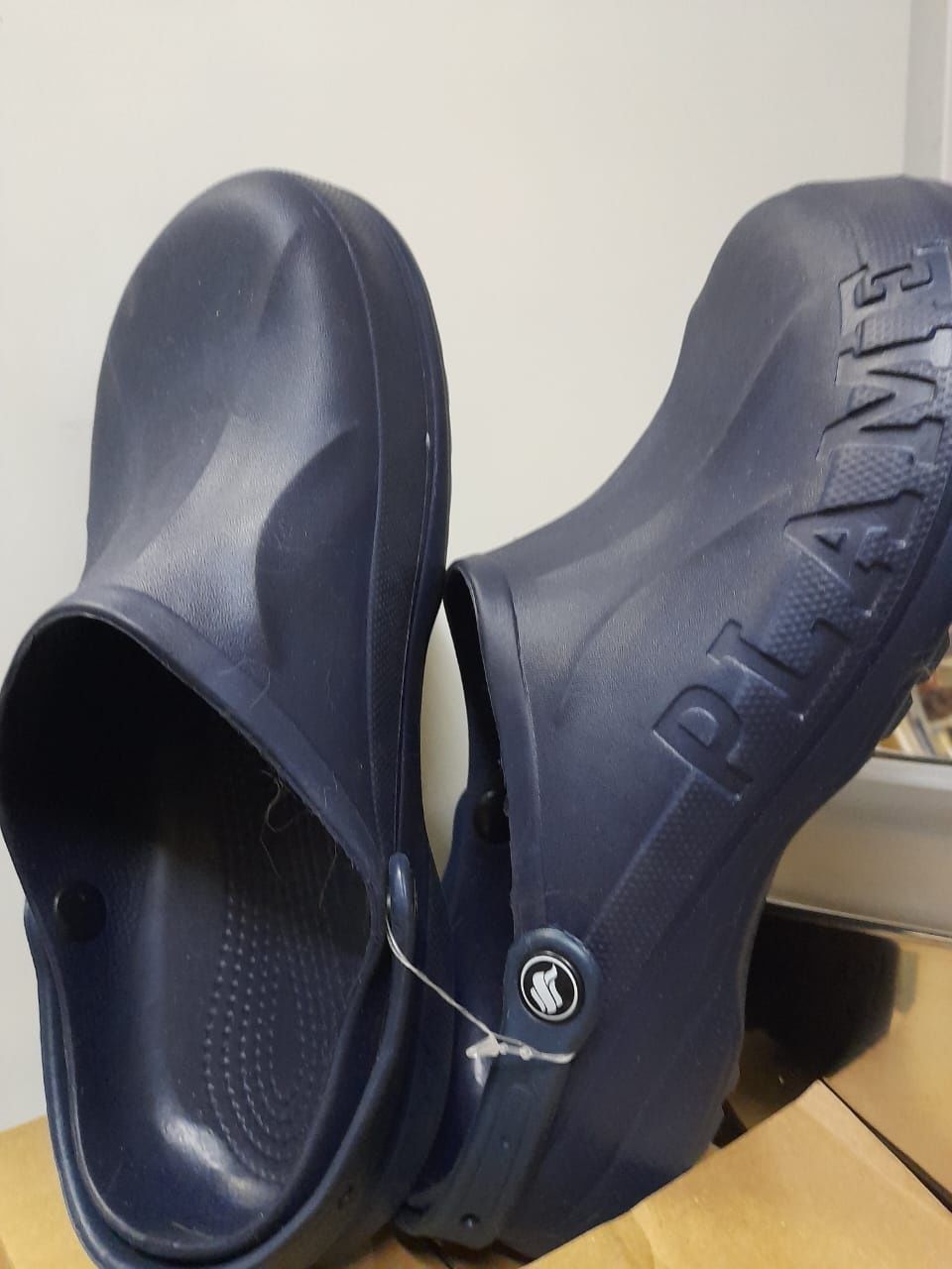 Wyprzedaż nowych Crocsów męskich produkcji Słowenii i Wietnamu w rozmi