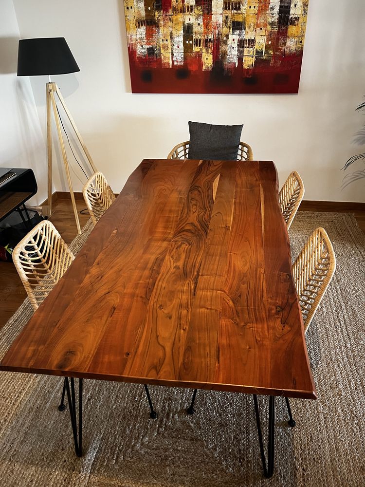 Mesa de Jantar em Madeira Maciça - Oportunidade