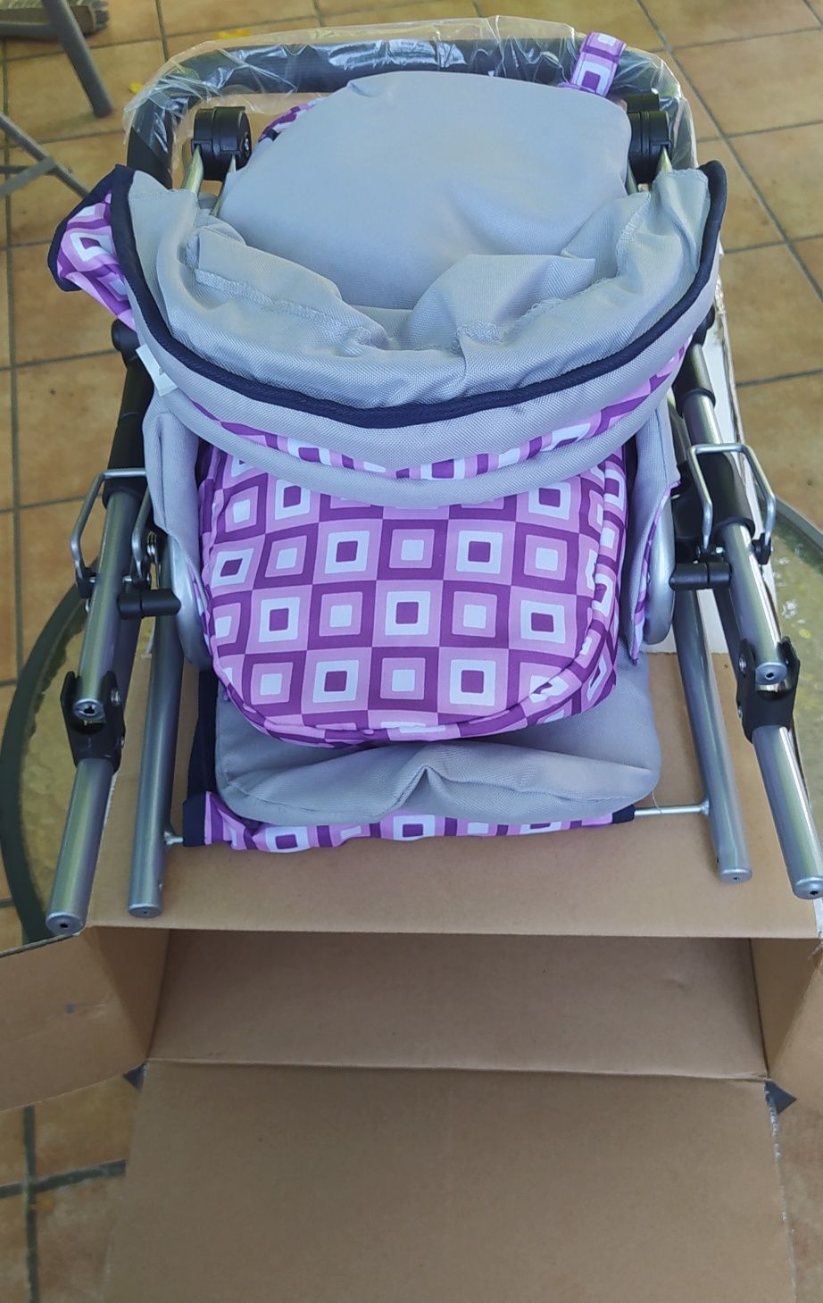 Wózek dla lalki popielatofioletowy czterokołowy z nosidełkiem