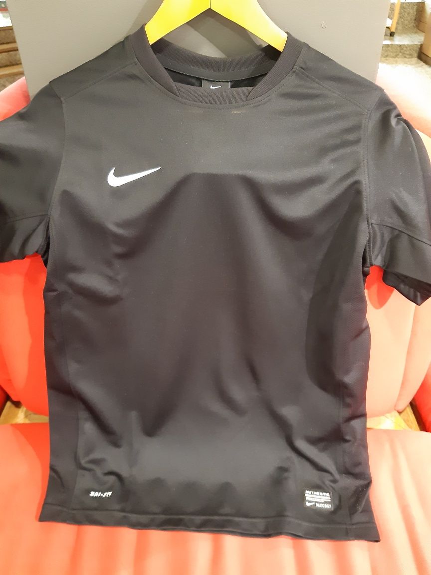 T-shirt preta Nike XL (13/15 anos) nova