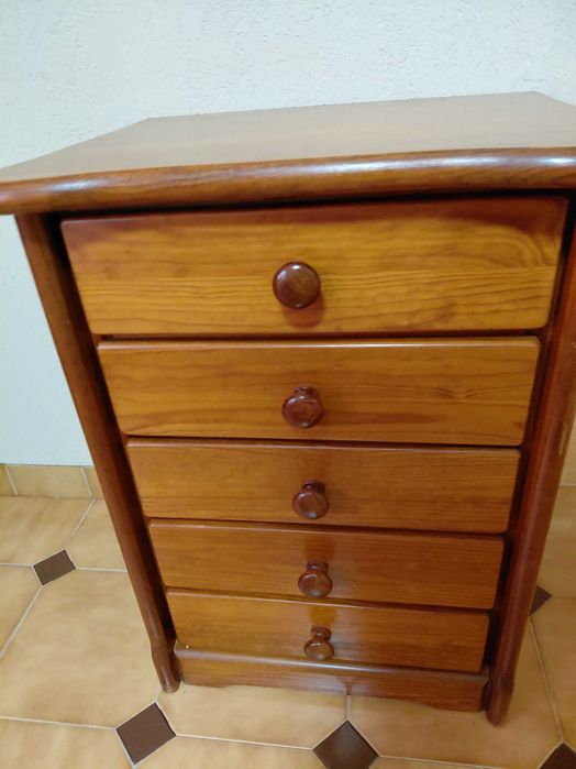 Armário de madeira com 5 gavetas