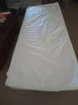 Cama estrado com  pés e colchão