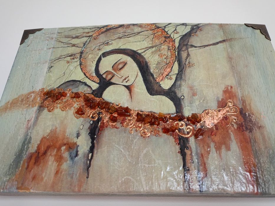 Anioł na desce z bursztynami