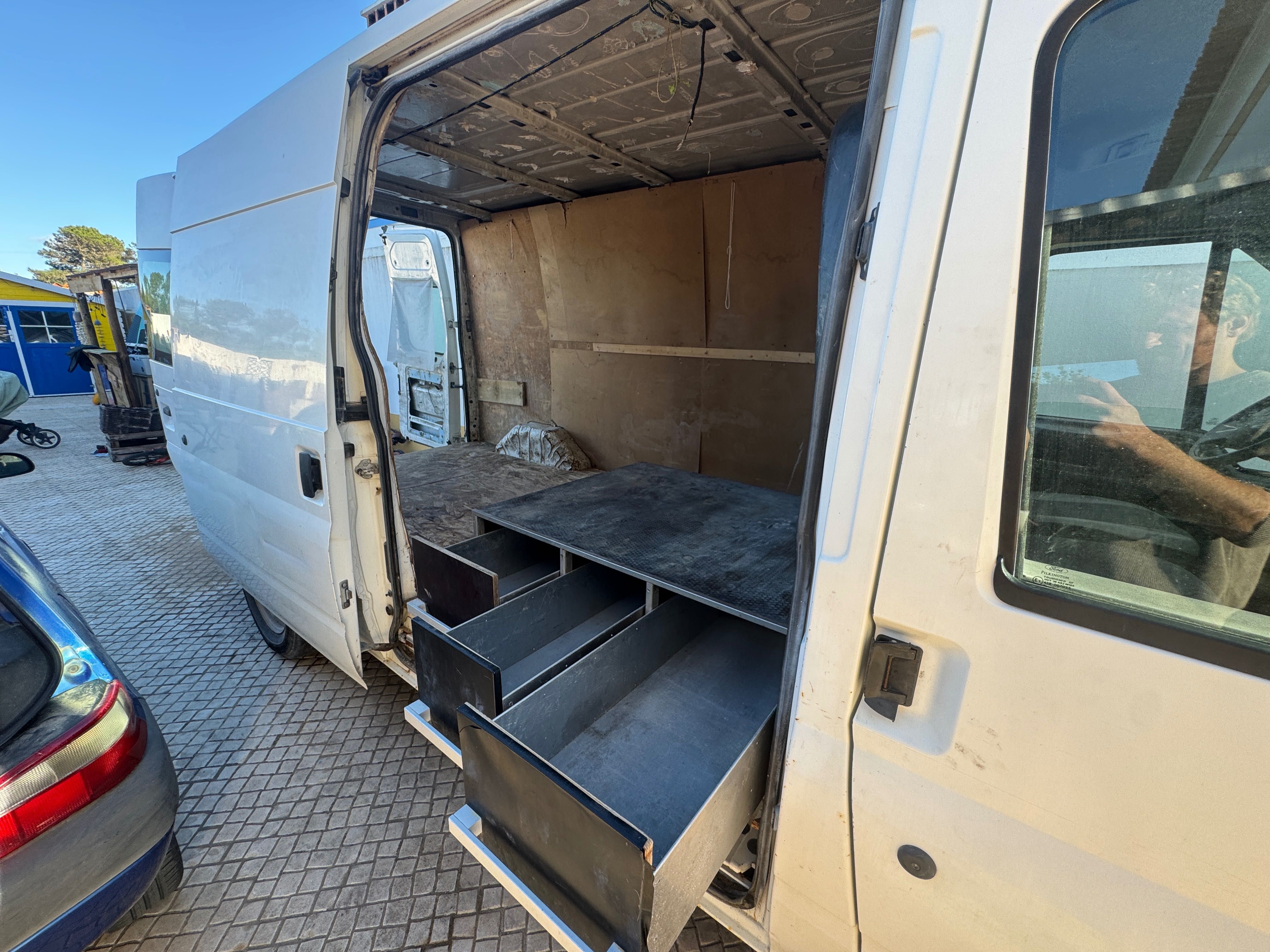 Ford Transit 2001 – Pronta para trabalho ou projeto de camper