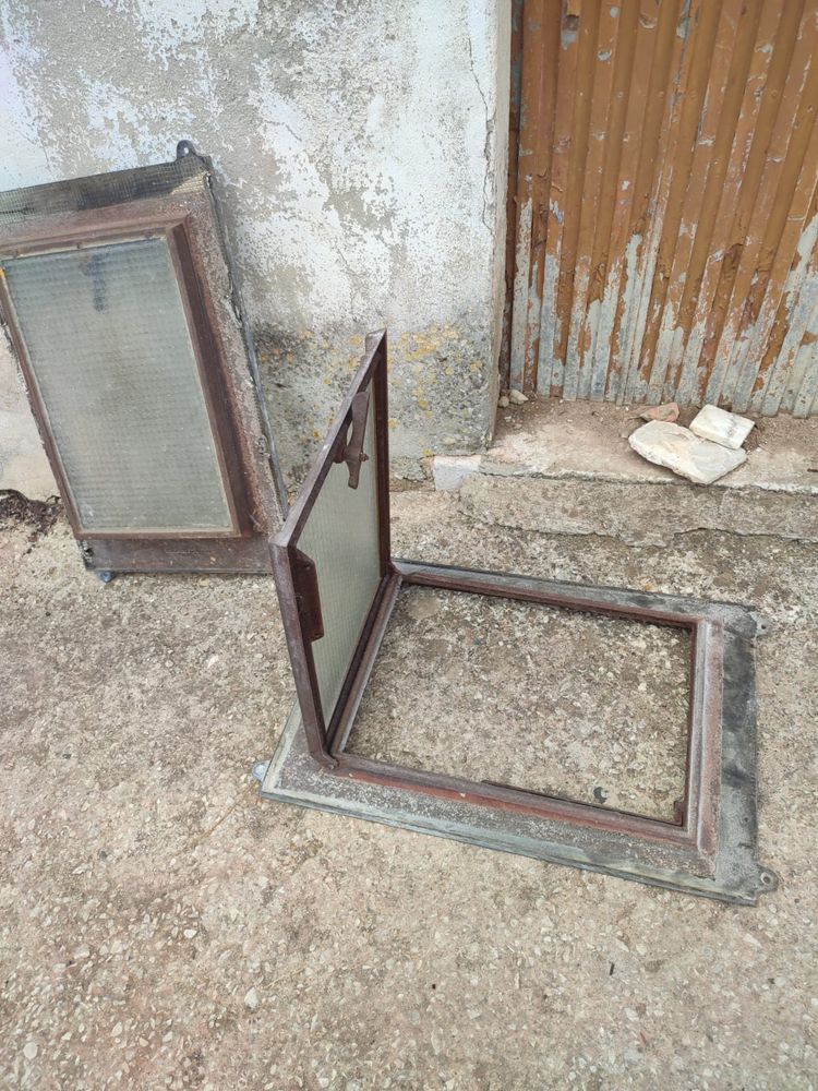 Duas janelas ou clarabóias de telhado