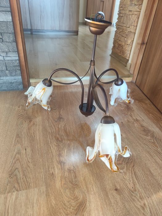 Piękny trójgłowy żyrandol kwiaty