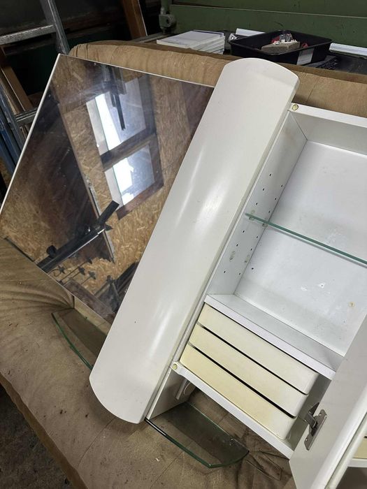 Szafka Łazienkowa z Lustrem, Podświetleniem i Zegarkiem – Praktyczna i