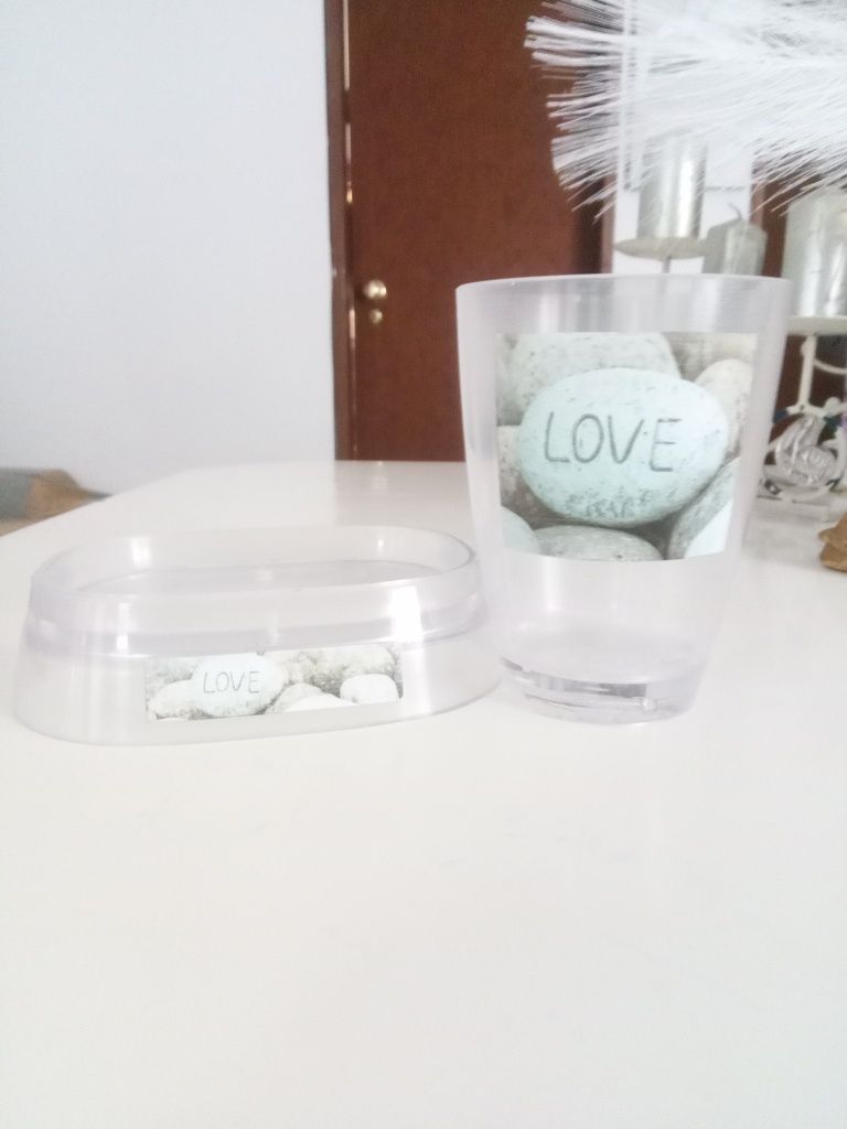Copo de casa de banho e suporte para sabonete em plástico.
