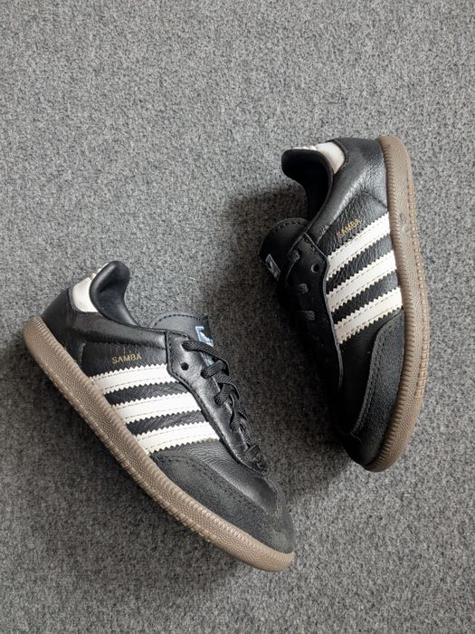 Adidas  оригінальні дитячі кросівки у гарному стані 26р