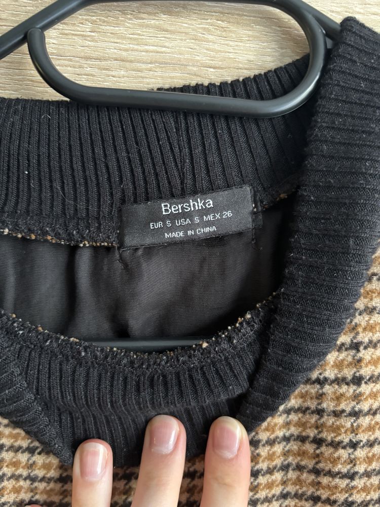Bershka sweter ze ściągaczem w pepitkę brązowy beżowy i czarną stójką