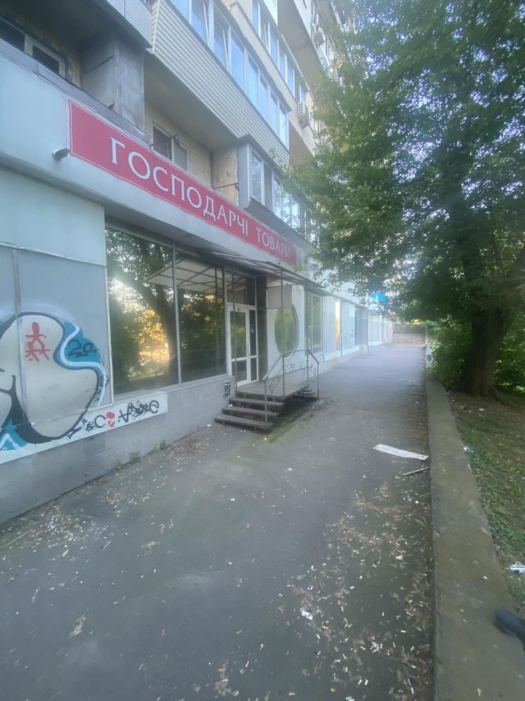 Пр. Перемоги,148/1. 871м.кв. Срочно!! 690у.о. м.кв. Без коміссії!!!