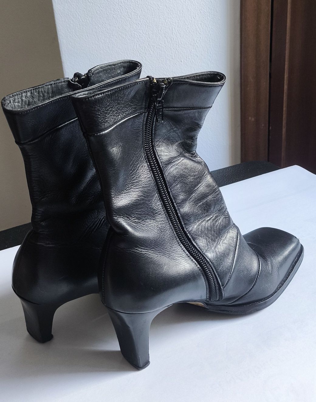 Botins senhora em couro preto
