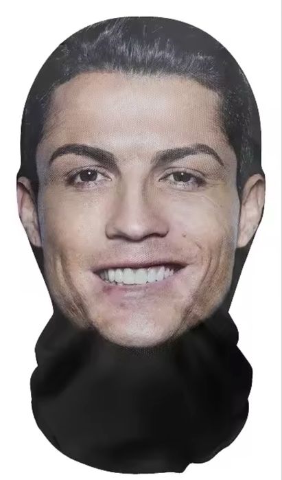 Маска з знаменитістю на лице
