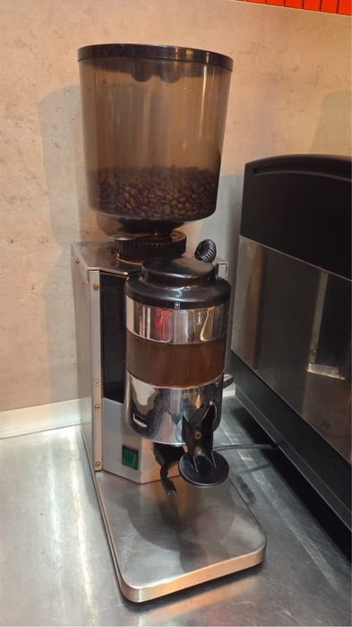 Moinho de cafe em bom estado