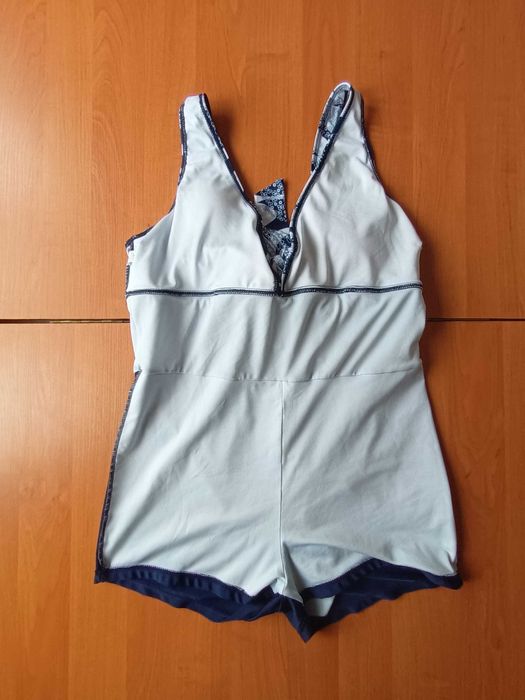 Жіночий суцільний купальник в розмірі 2 xl.