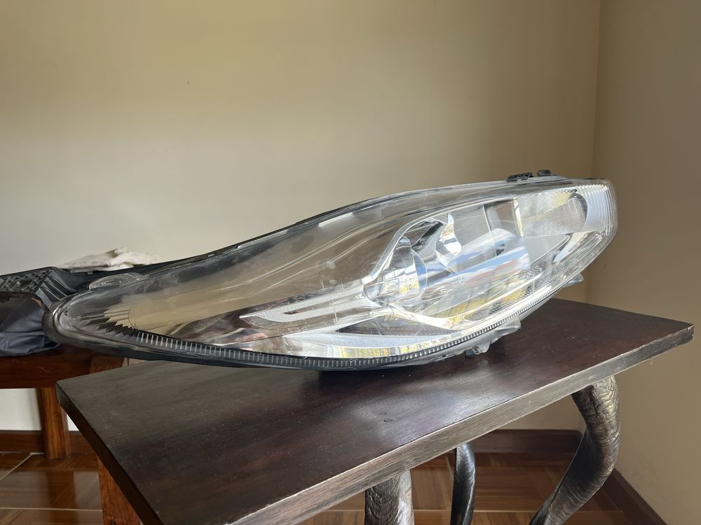 Farol frontal (lado passageiro) 2015 Ford Fiesta Mk6