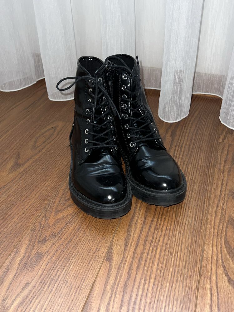 Botas pretas em bom estado