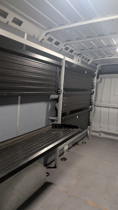 Prateleiras rebatíveis para carrinha de transporte