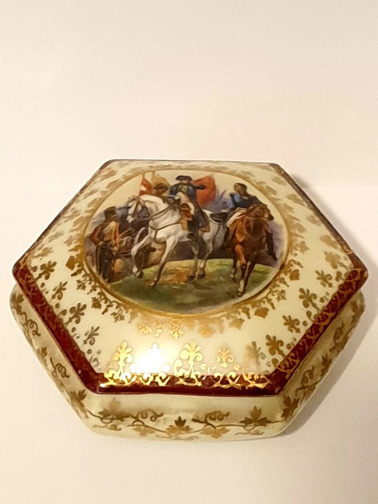 Antiga caixa em porcelana francesa com pintura à lupa - Napoleão