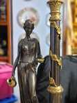Candeeiro com estátua em latão