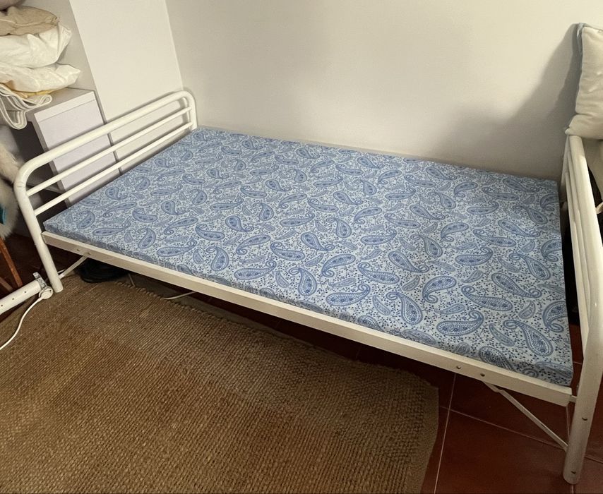 Cama solteiro branca com modo no chão para segurança de crianças