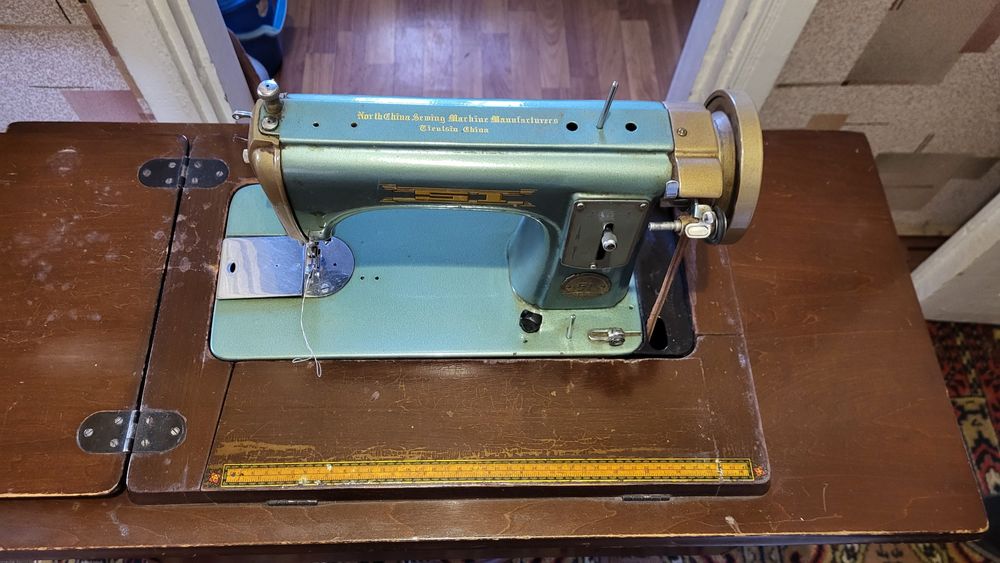 Швейна машинка Зінгер зі станиною в повному комплекті
