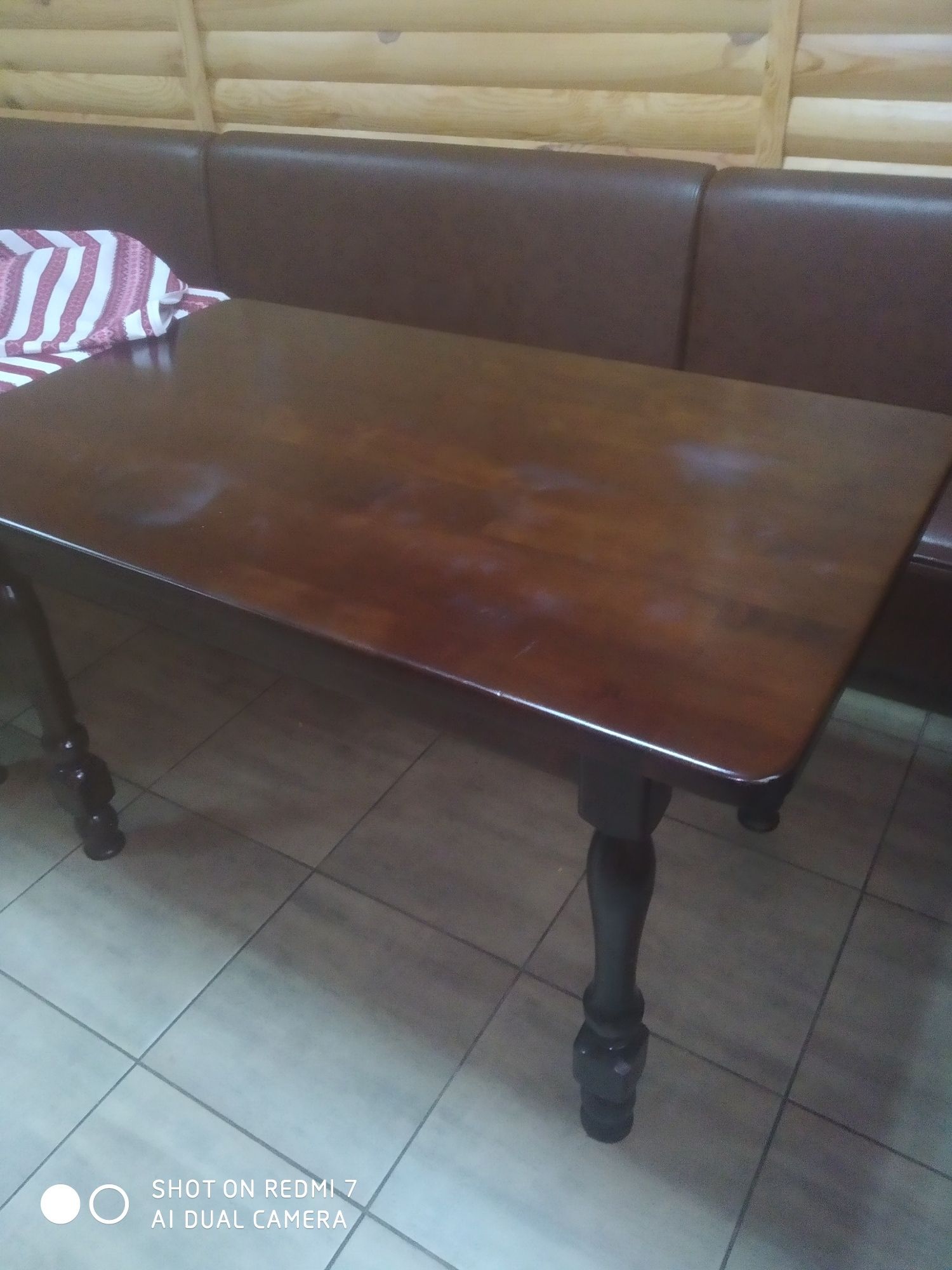 Розпродаж диванів столів для кафе