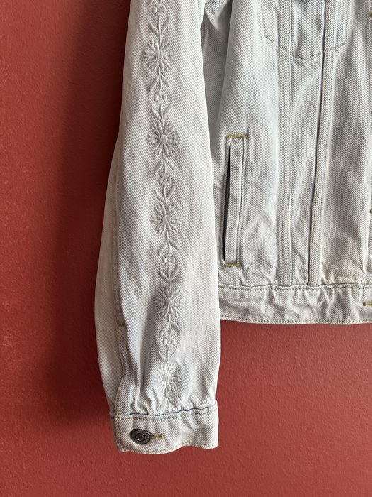 kurtka katana jeansowa jasna z haftem kwiaty na rękawach Levi’s S