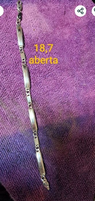 Conjunto em prata contrastada.