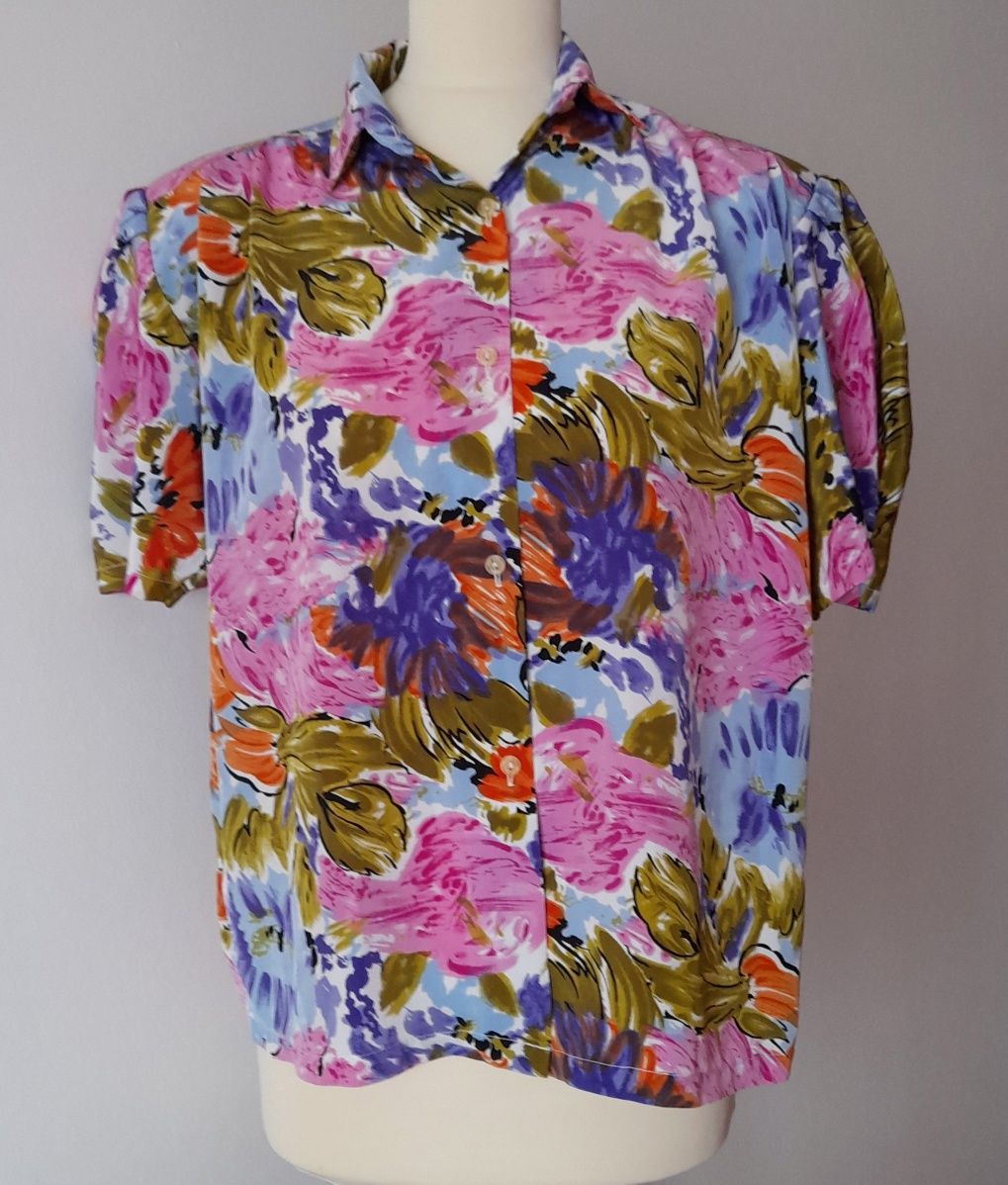 Camiseiro Vintage 90s, com padrão floral. Tamanho L